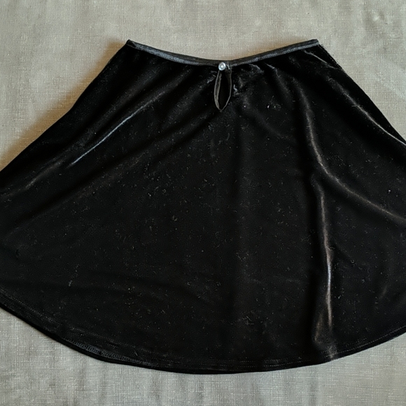 Crushed black velvet mini skirt - Picture 2 of 3